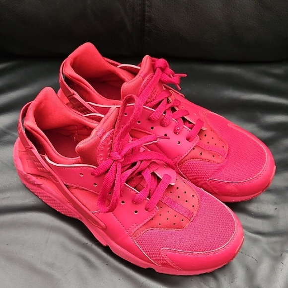 Nike Air HUARACHE Varsity Triple Red sneakers Sz 9.5 US Unisex - Picture 1 of 8
